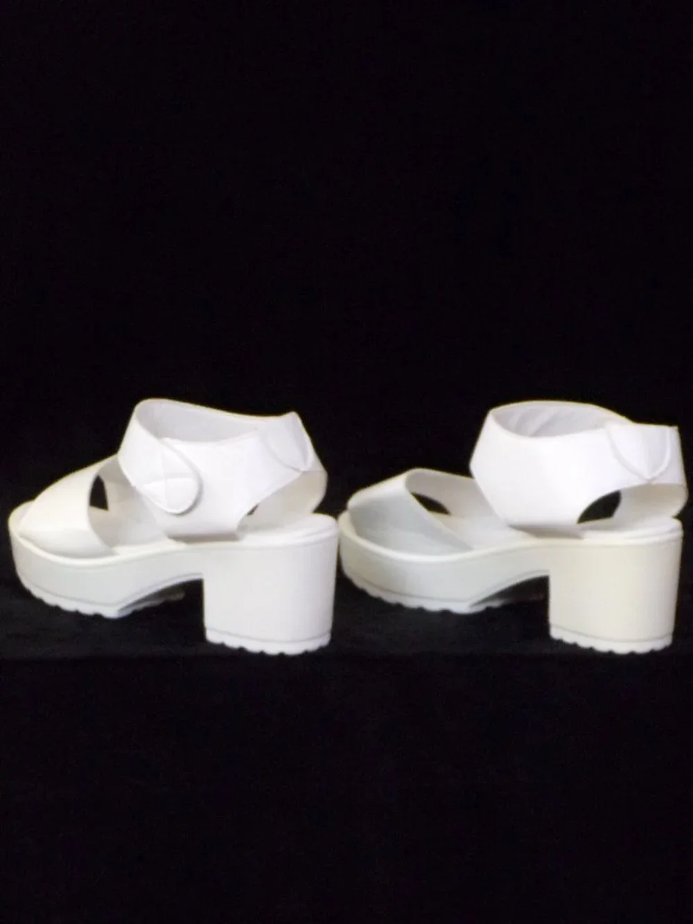 XIN HAO size 9.5 (?) white mid-heel 2-strap platform sandals all synth. mat.